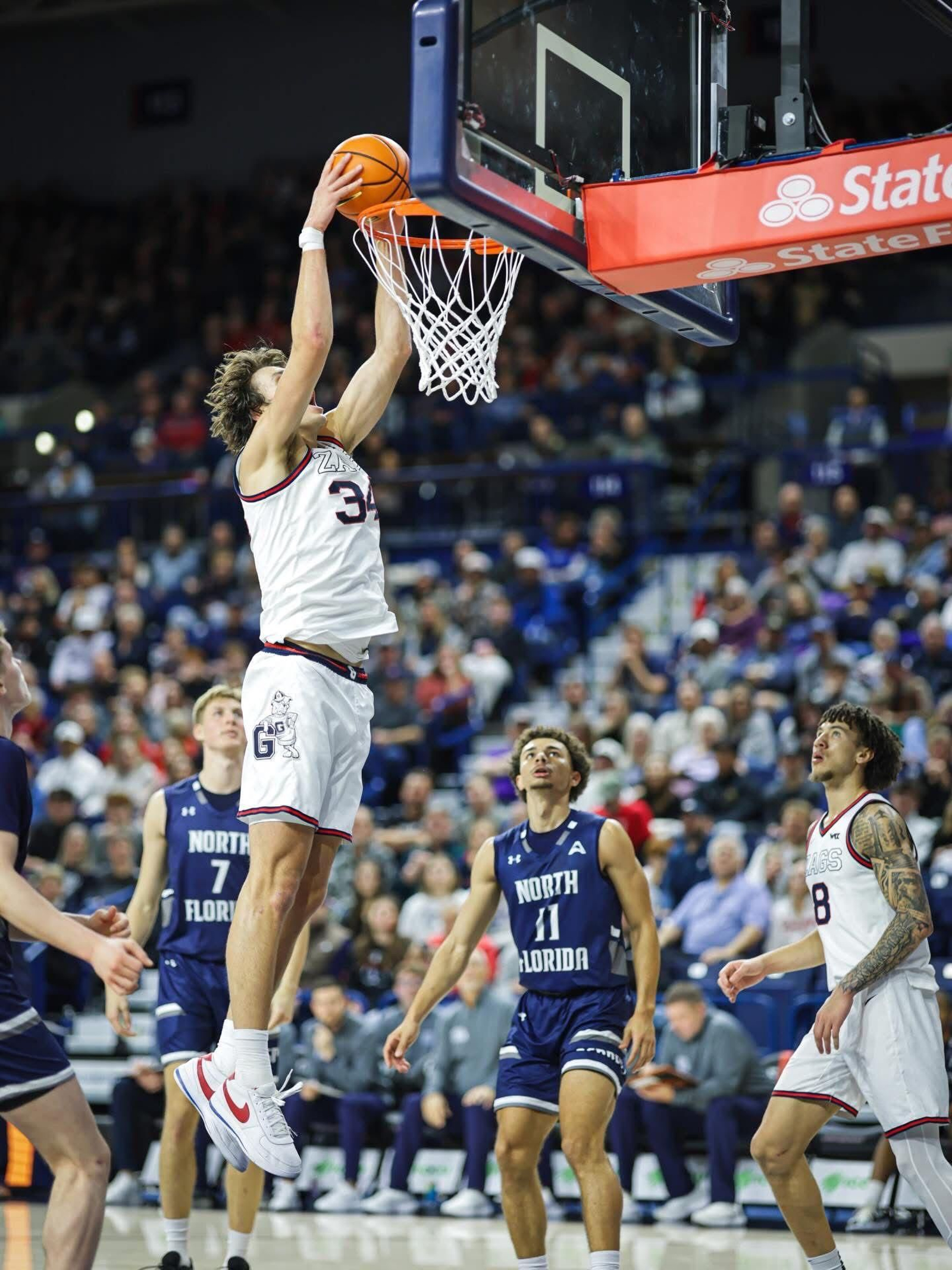 Mario Saint-Supéry, 13 puntos y siete asistencias en la NCAA