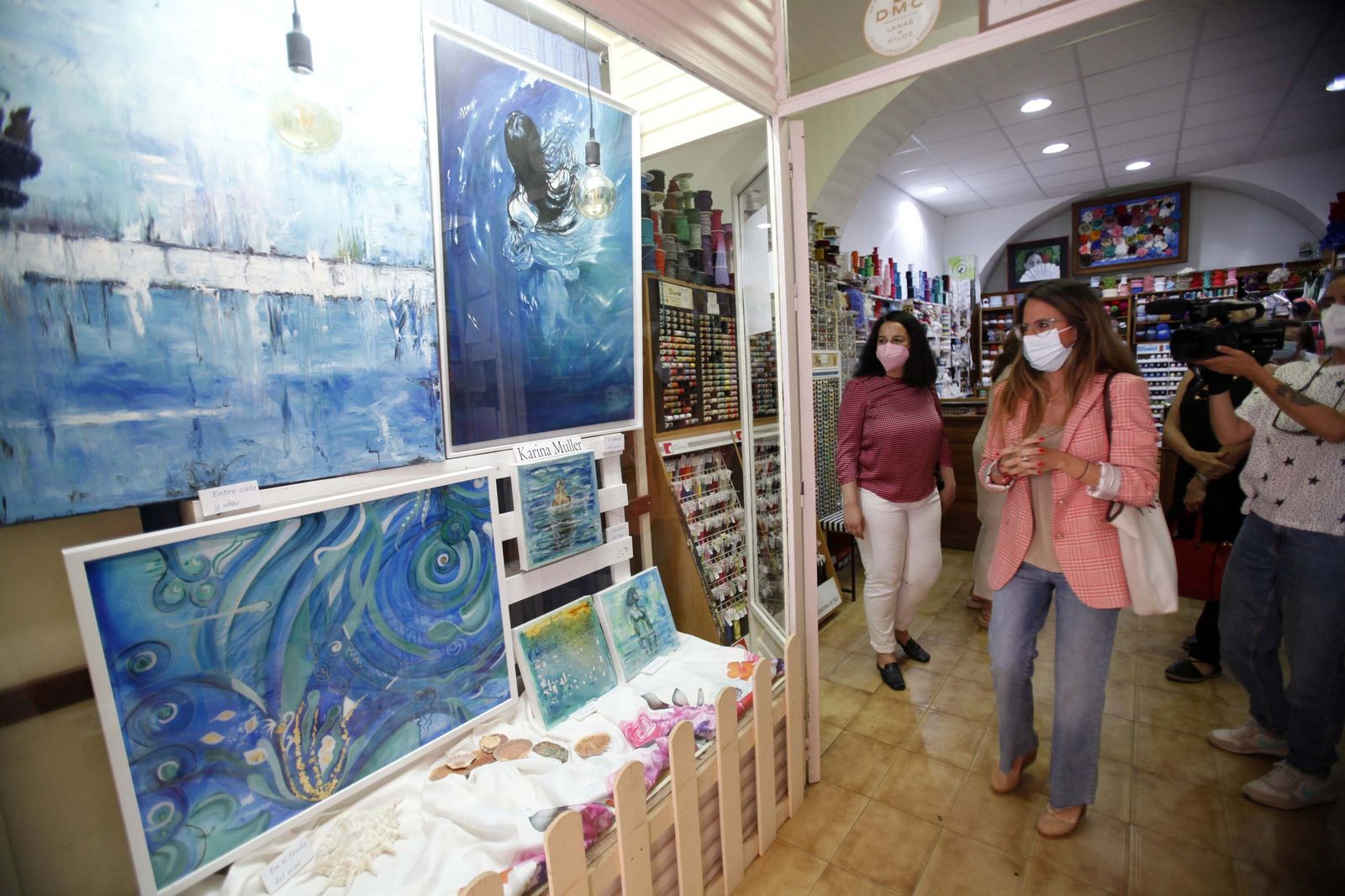 Las obras de la artista Karina Muller pueden verse en el escaparate del refino 'Colorines'