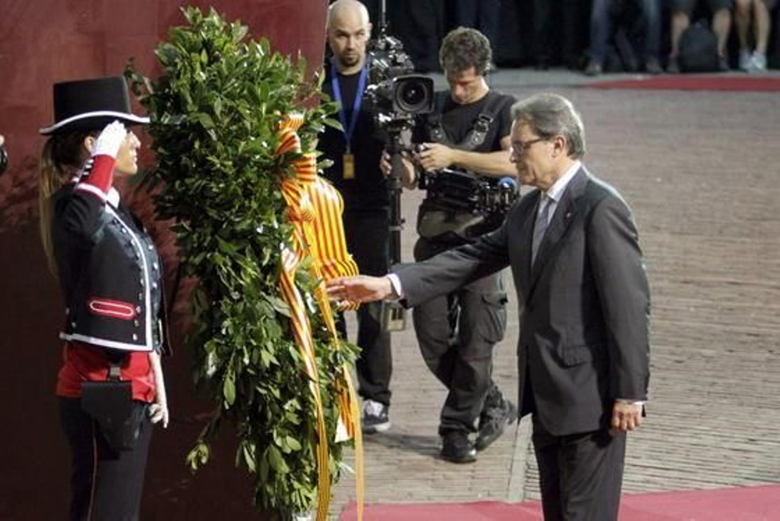 Mas remarca que su compromiso para convocar la consulta es "firme"