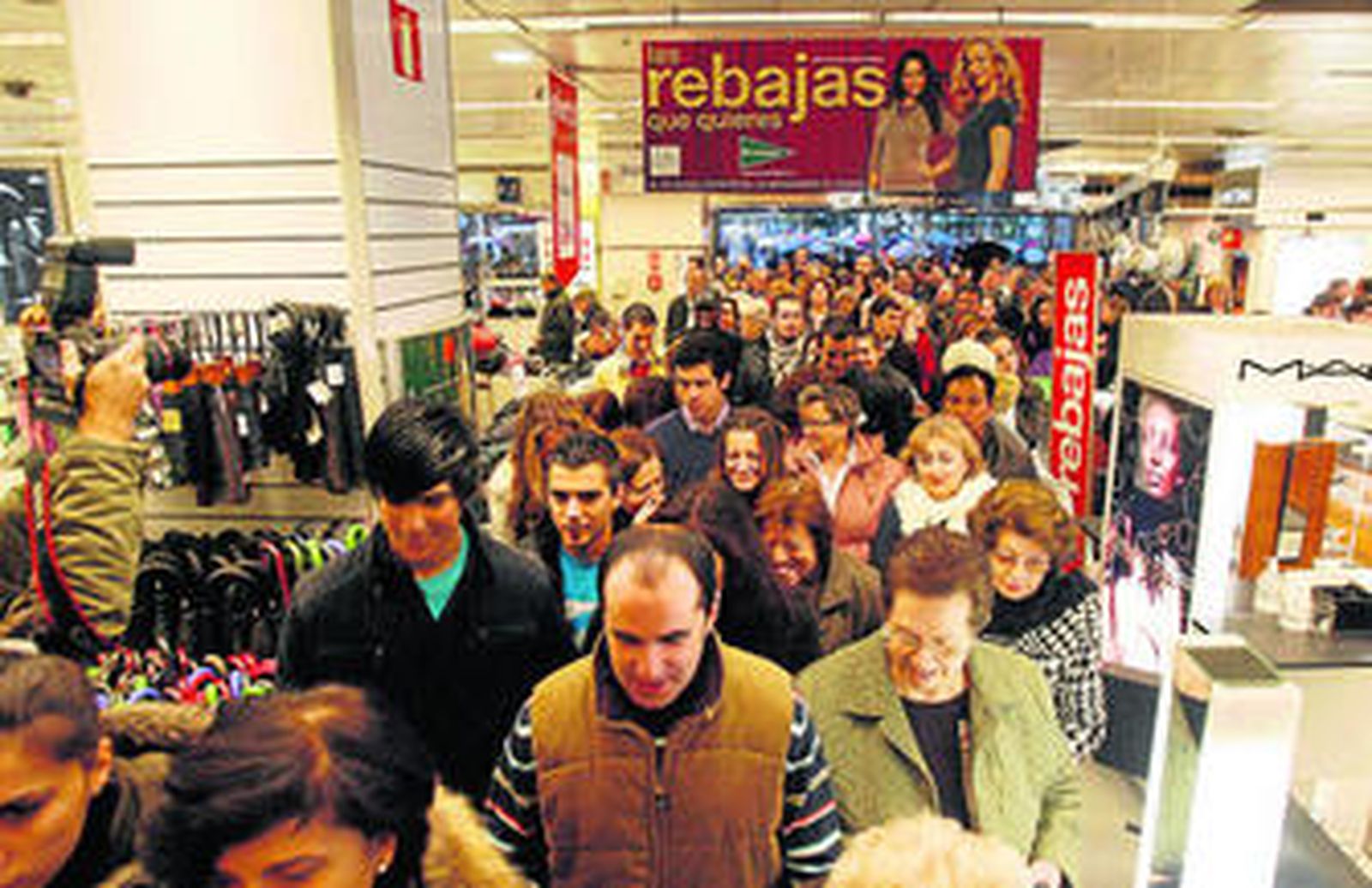 Un establecimiento lleno de clientes el primer día de las rebajas.