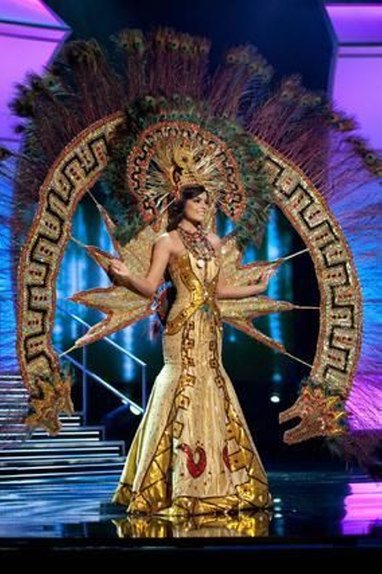 La candidata mexicana, Jimena Navarrete, posa con el traje nacional. 

Foto: EFE