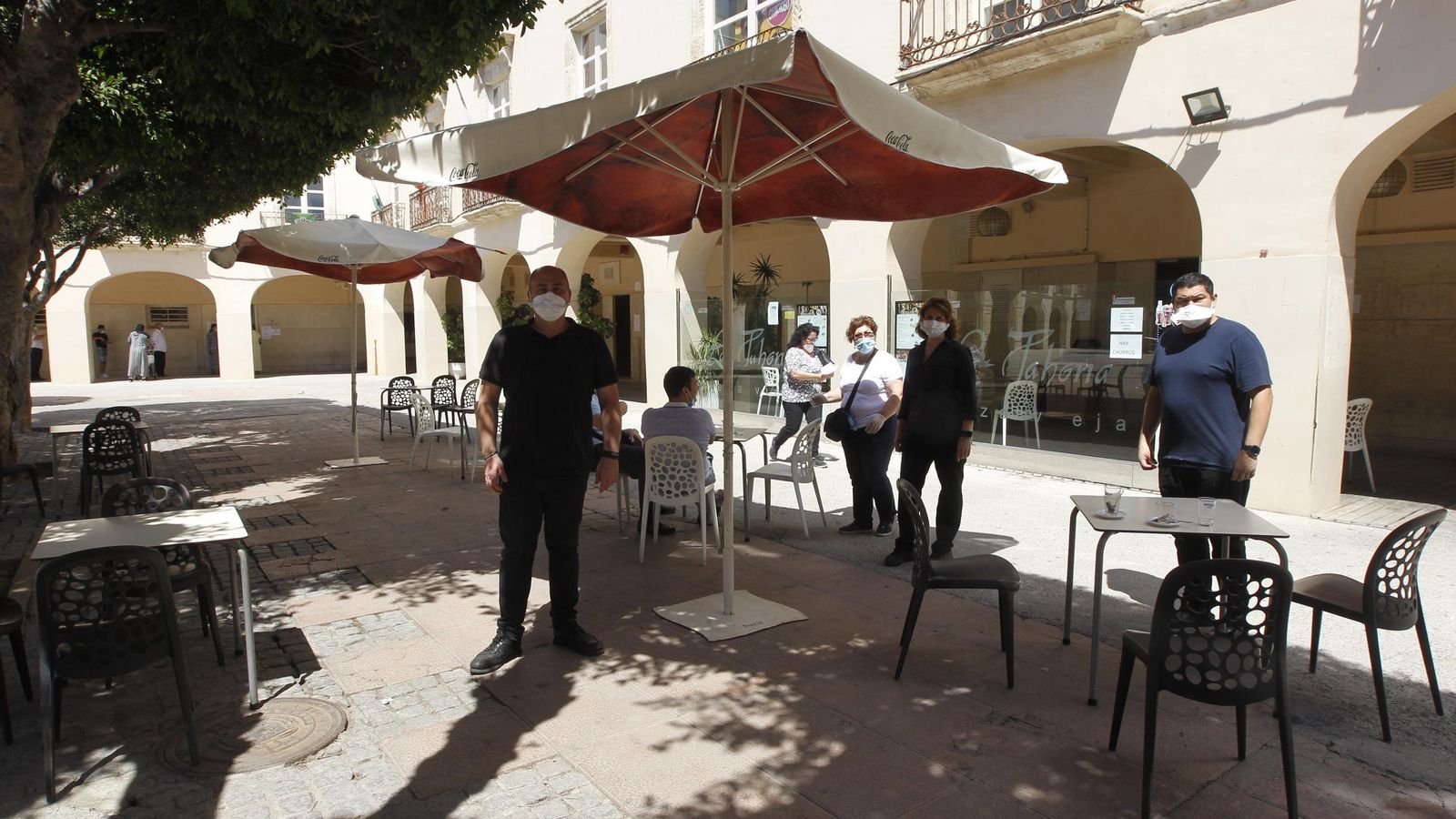 La Tahona, único negocio en la Plaza Vieja, ofrece churros y reparto a domicilio.