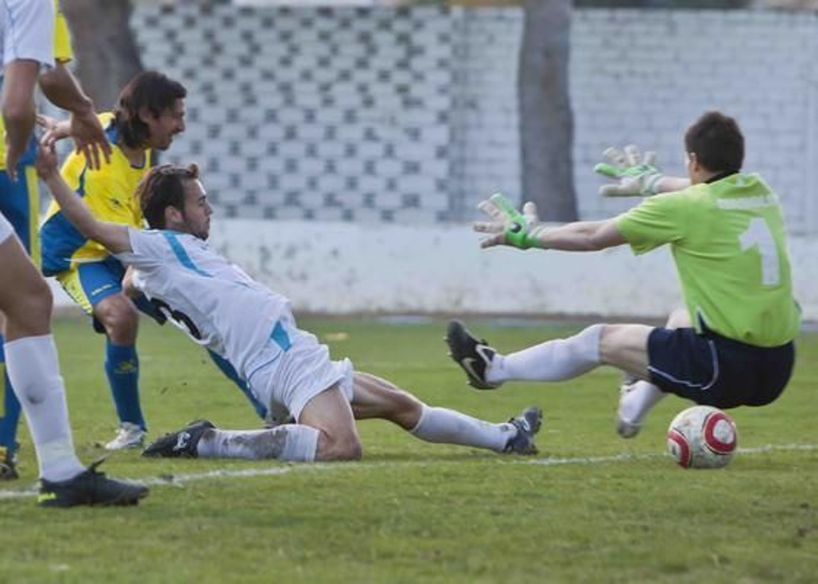 Un tanto de Pachón en el ´39 dio la victoria a los amarillos, que supieron mantener el marcador pese a las expulsiones de Aarón Bueno y Velasco 

Foto: Pascu Mendez/LOF