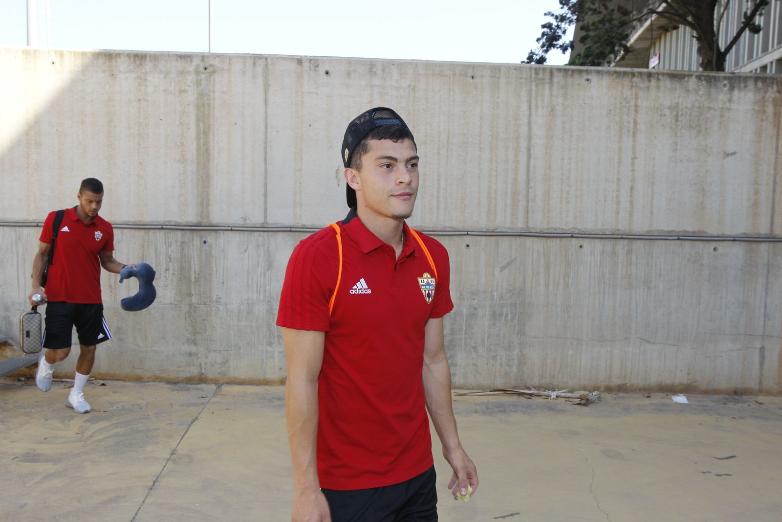 Fotogalería salida jugadores U.D. Almería con destino San Pedro del Pinatar