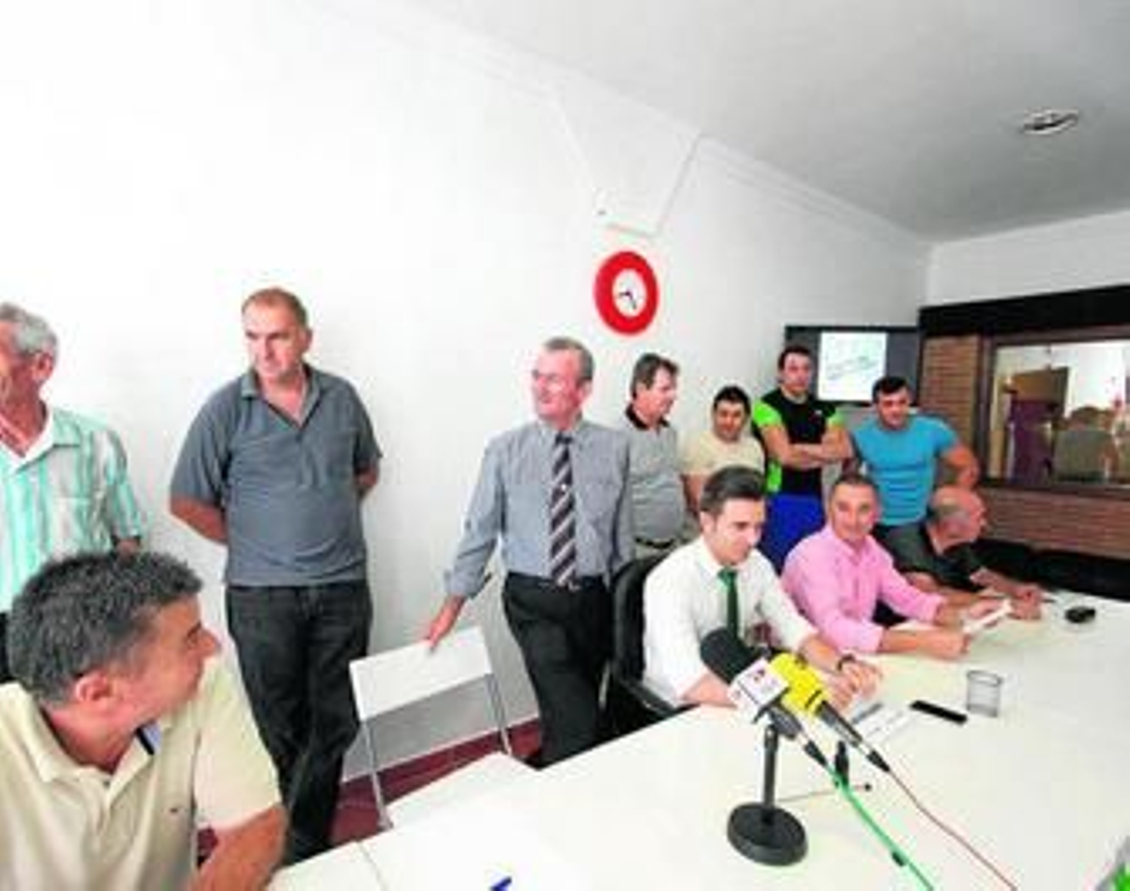 José Vera, de pie junto a Francisco Moncayo y miembros del PA, en una imagen de octubre.