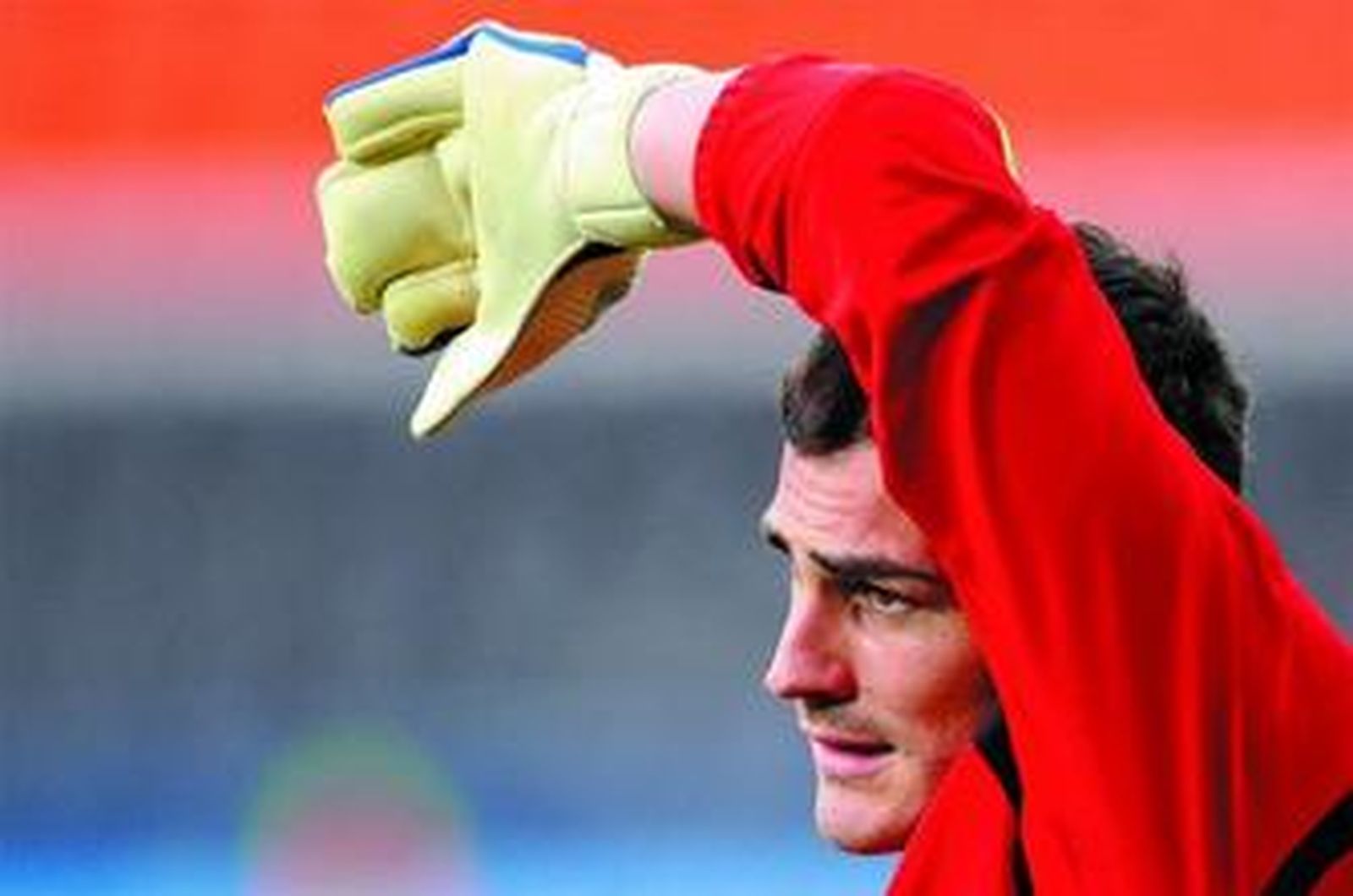 Iker Casillas se ejercita durante el entrenamiento oficial en el Ernst Happel de Viena.