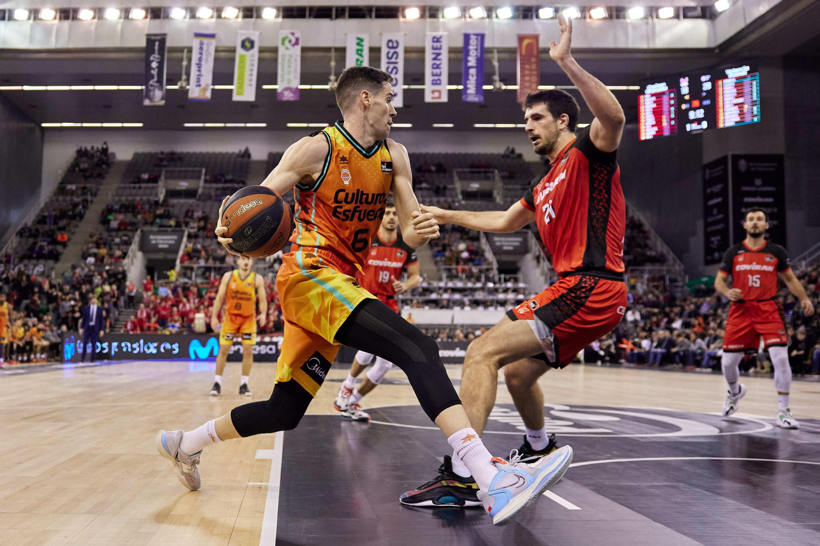 El capitán rojinegro trata de frenar al jugador del Valencia Basket López-Aróstegui.