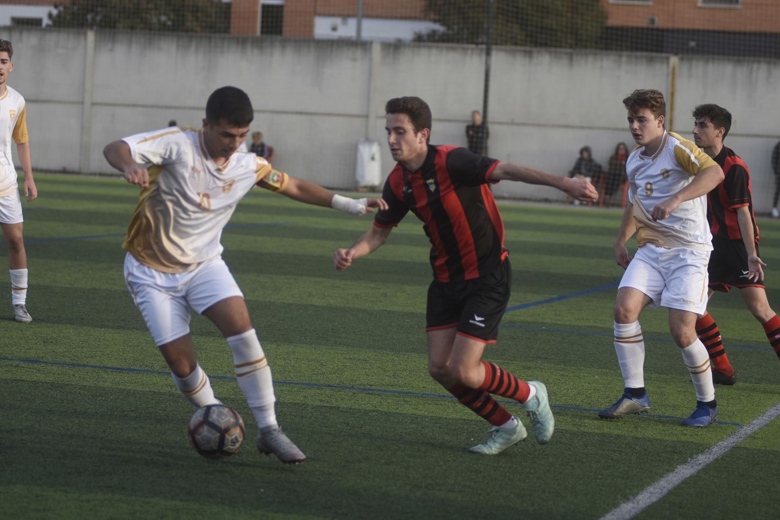 Un jugador del Séneca presiona a un rival del Tiro Pichón.