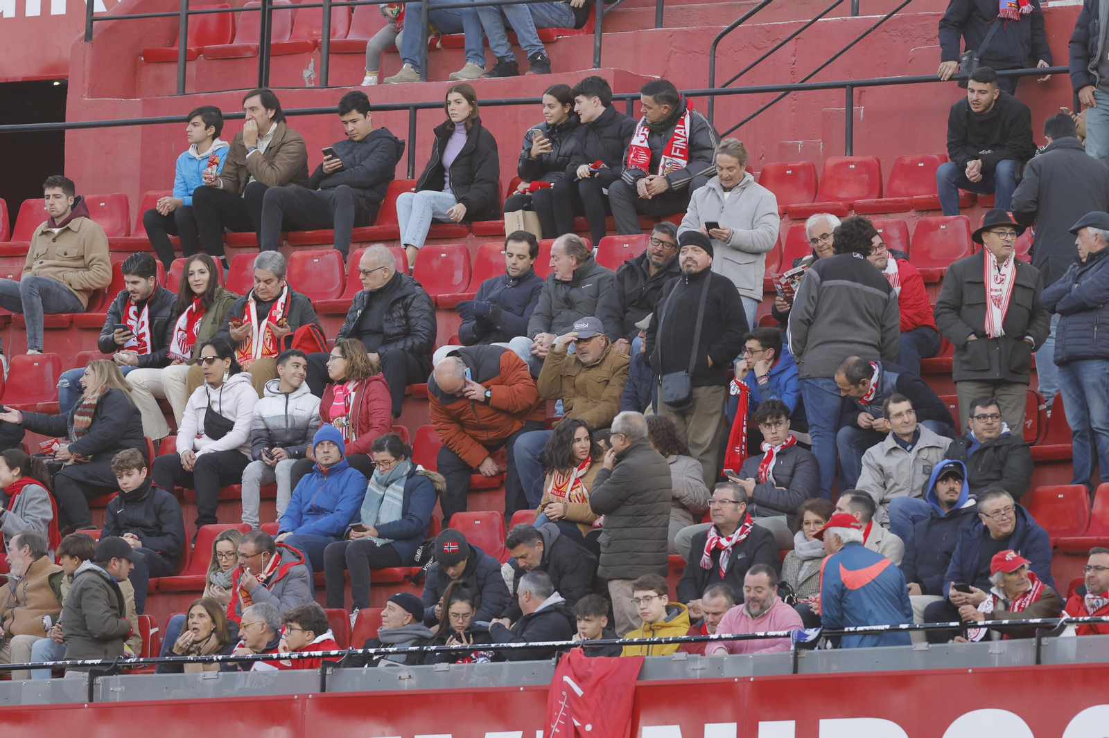 Búscate en las fotos del Sevilla-Elche