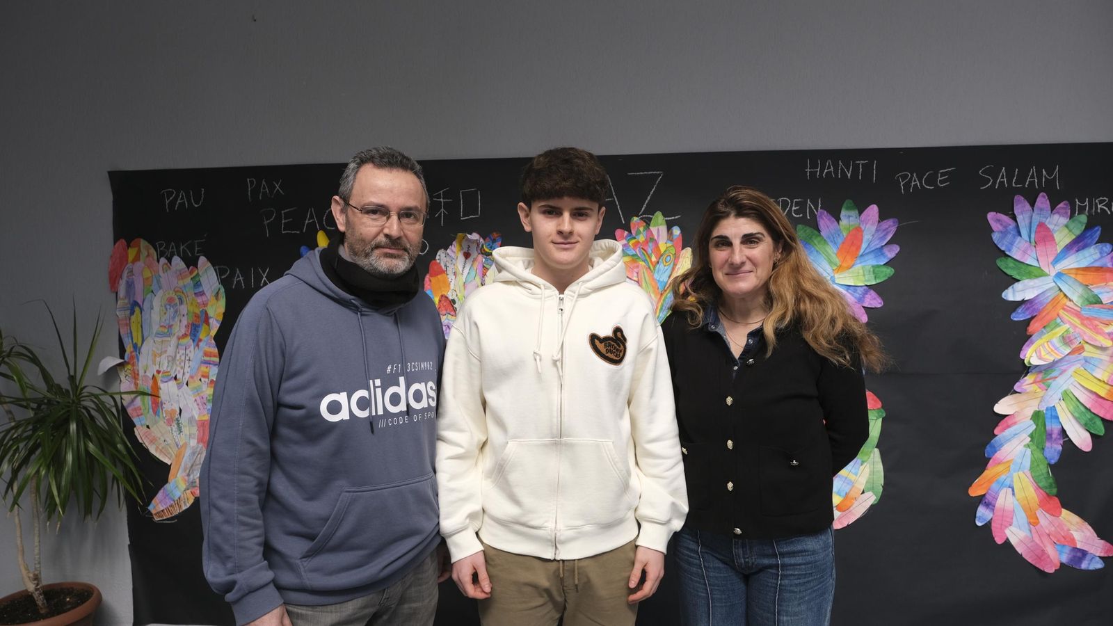 Mario, junto a José Jiménez, jefe de estudios del colegio Portocarrero, y Matilde García, directora del centro educativo.