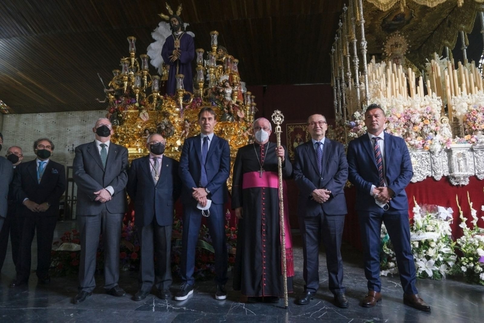 La ofrenda floral del Sevilla en San Pablo, con el Arzobispo de Sevilla, Saiz Meneses, flanqueado por Lopetegui y Castro.