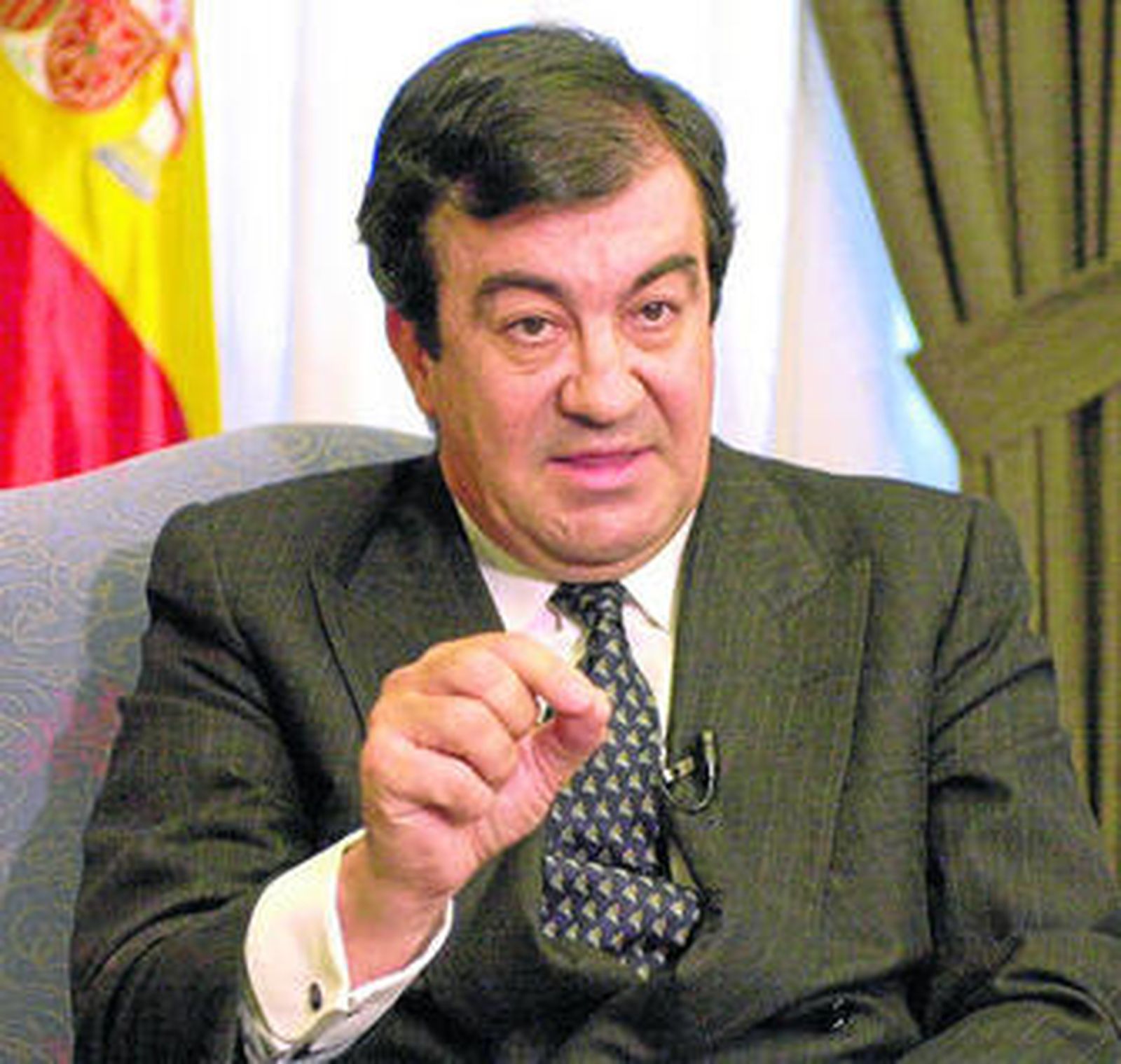 Álvarez Cascos, en una imagen de 2001, durante su etapa como ministro de Fomento.