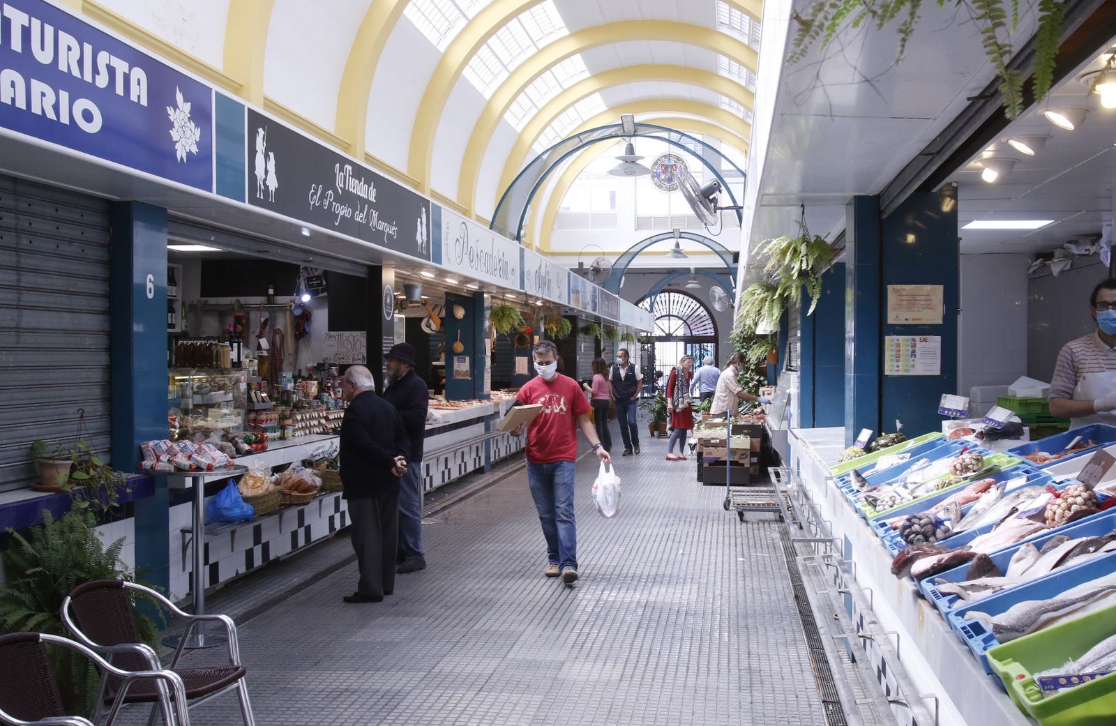 Zona del Mercado del Arenal dedicada a tiendas de abastos.