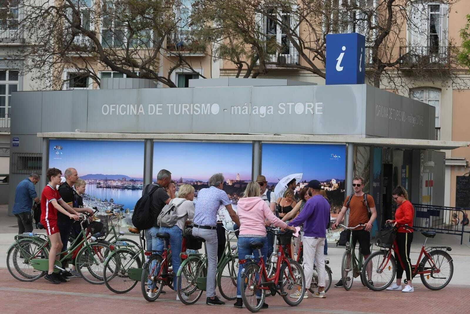 Un grupo de turistas en una oficina de turismo en Málaga capital. Un grupo de turistas en una oficina de turismo en Málaga capital.
