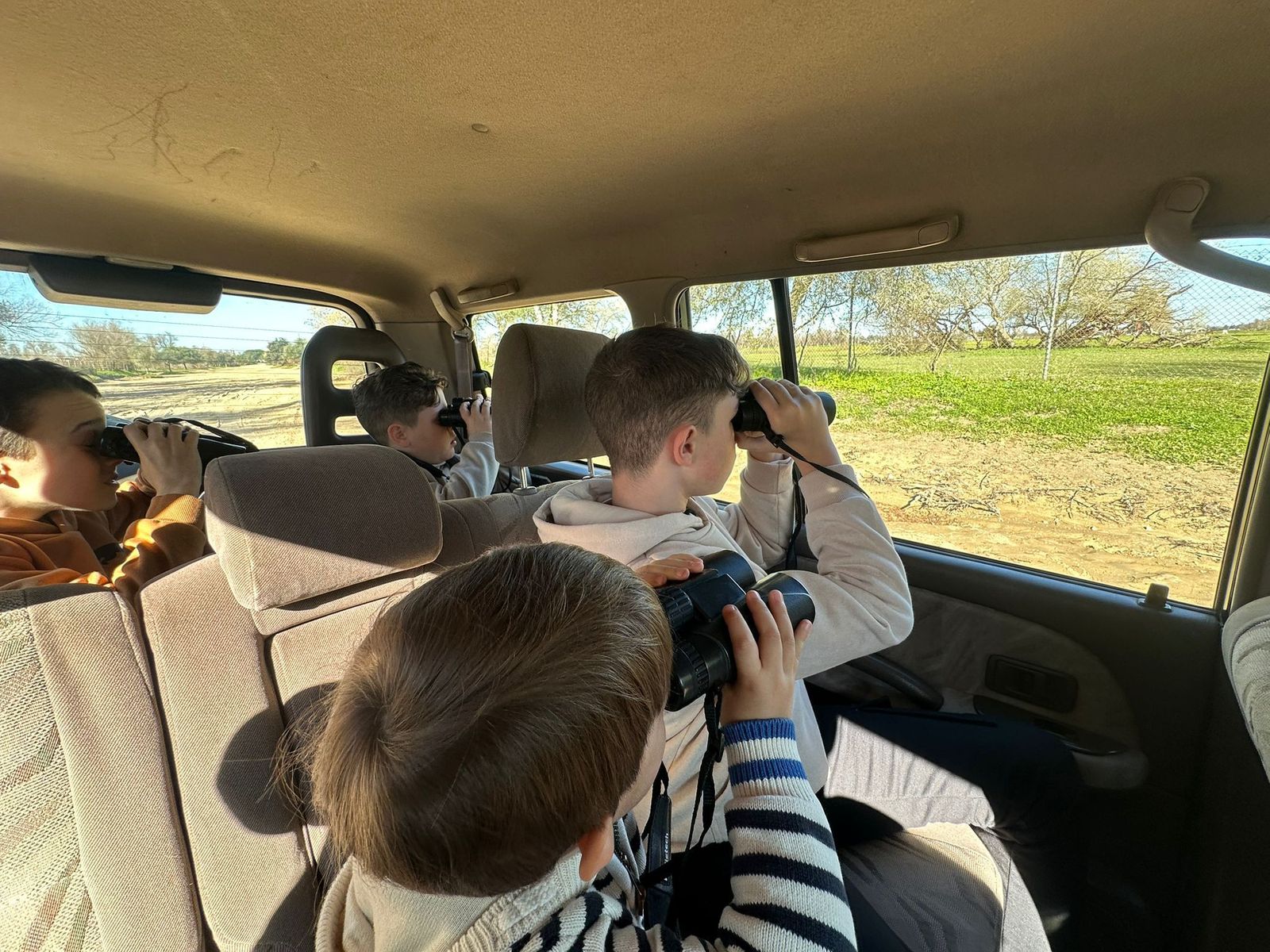 La peña Sevillistas en Xerez regala ilusión en El Rocío a niños del Hospital de Jerez