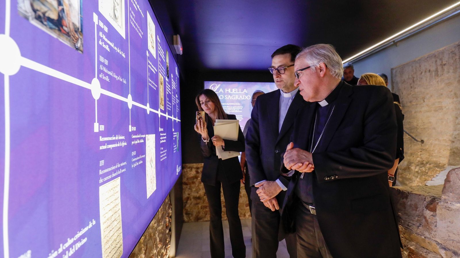 El arzobispo de Sevilla, monseñor Saiz, acompañado por el deán de la Catedral, Francisco Ortiz, durante la visita de ayer.