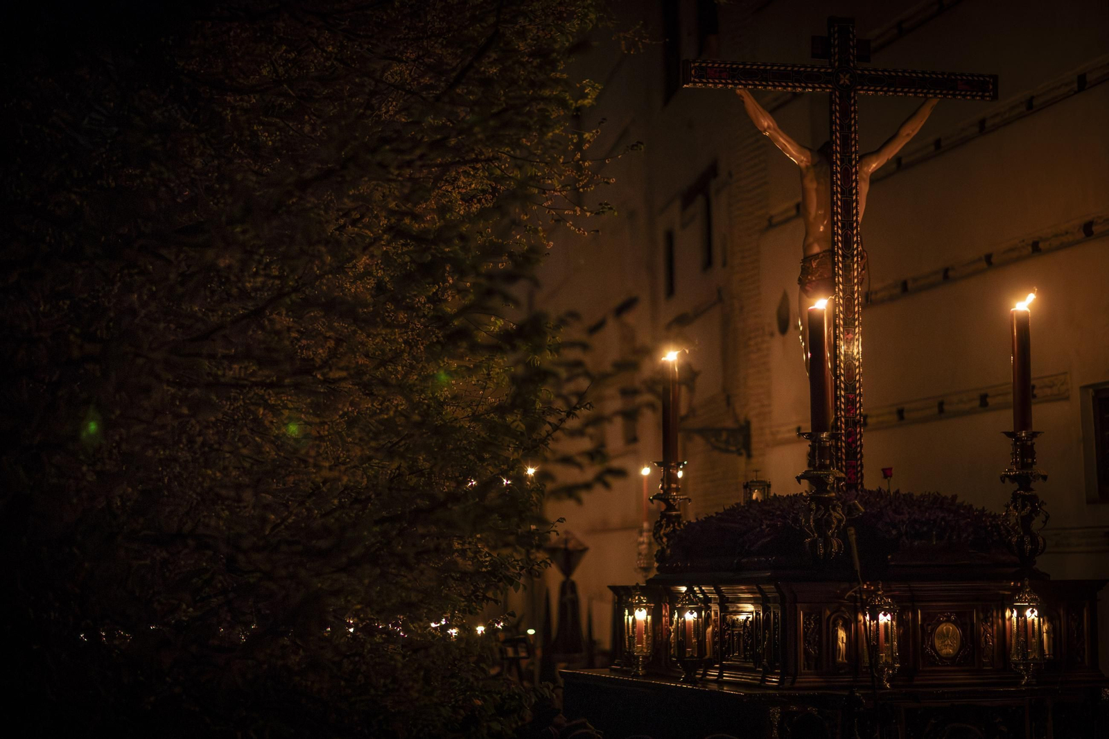 Silencio y oscuridad: las mejores fotos de la procesión del Cristo de la Misericordia de Granada
