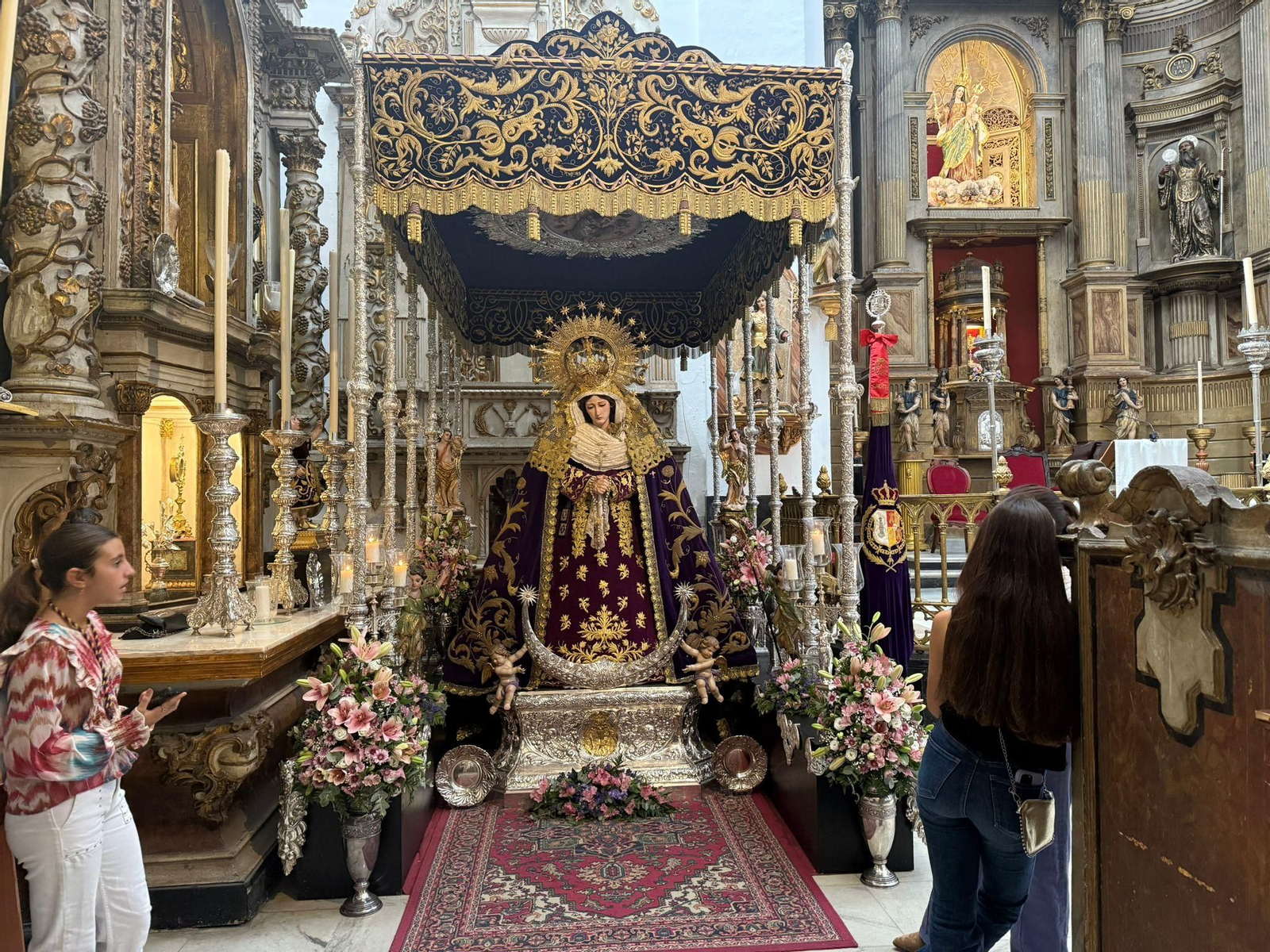 La Virgen de las Lágrimas de Columna, bajo palio en sus cultos de estos días.