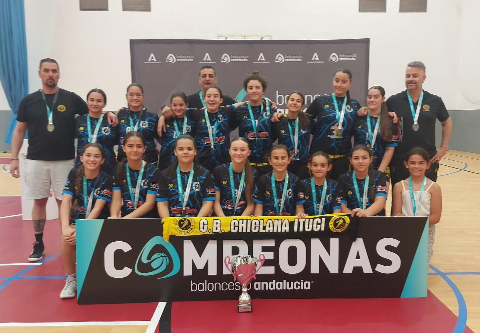 El equipo chiclanero posa con el trofeo tras imponerse en la final.
