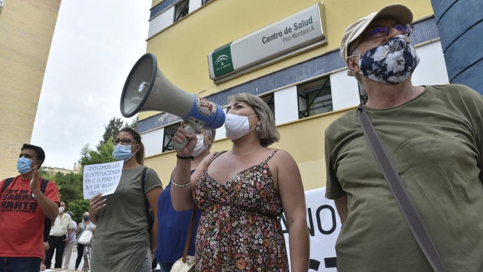 Los miembros de la plataforma convocante Pino Montano grita Basta.