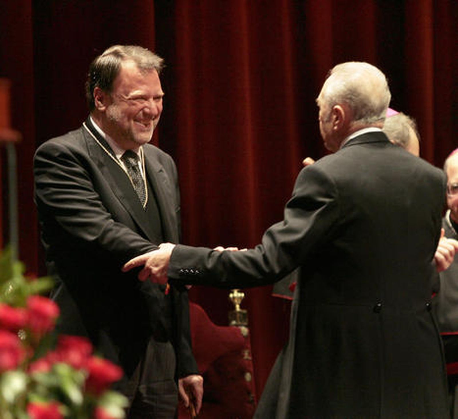 Cano-Romero saluda a Monteseirín tras el pregón.

Foto: Juan Carlos Munoz
