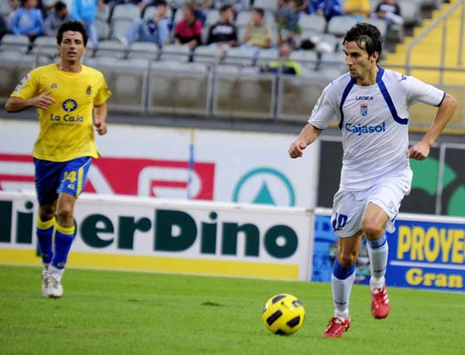 El Xerez da un golpe sobre la mesa y se impune al equipo local con merecimiento alcanzando así la zona de 'play-off' de ascenso. Los de Javi López fueron muy superiores durante todo el encuentro

Foto: LOF
