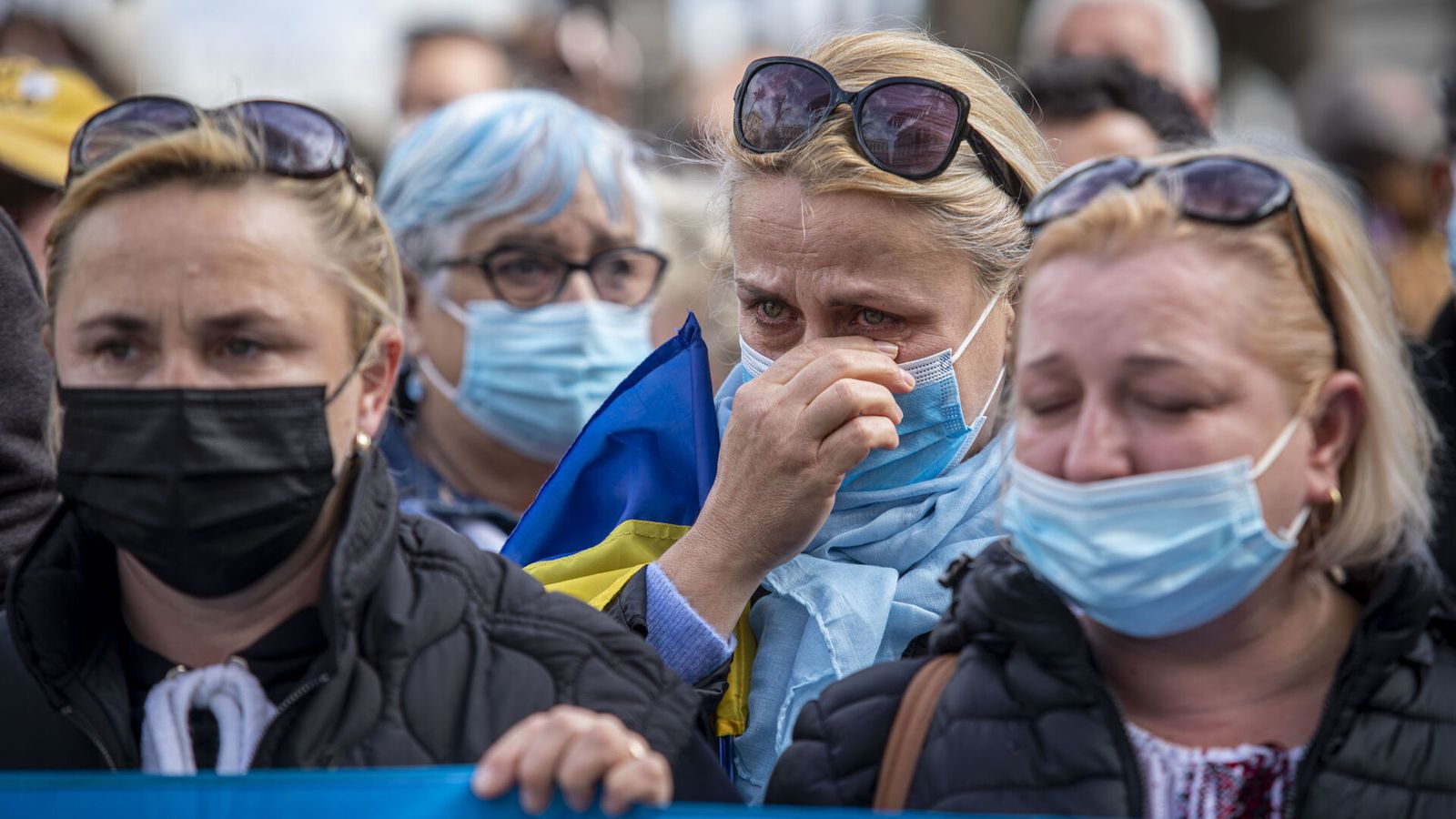 Un mujer de Ucrania se emociona en la concentración en Cádiz.