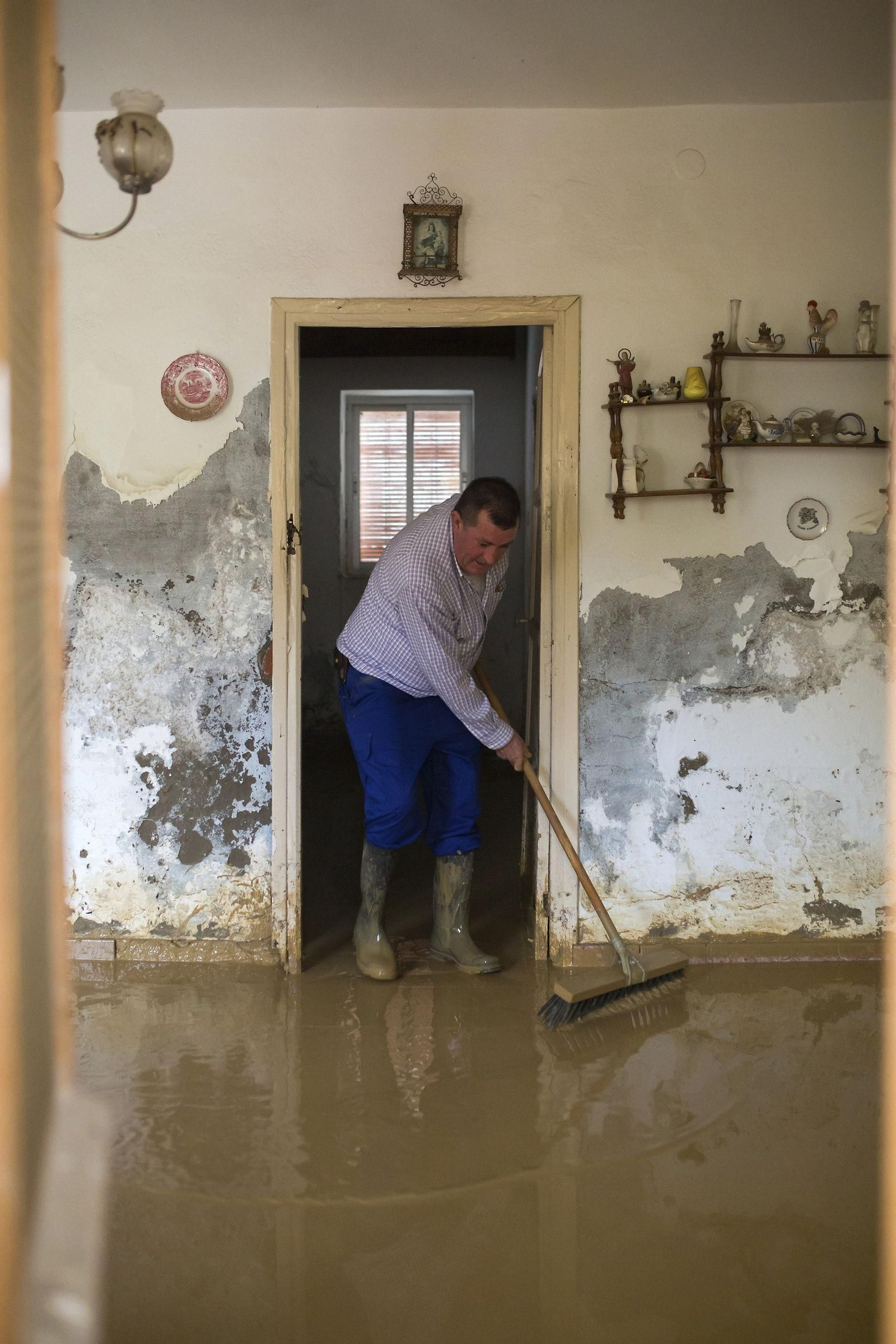 Trabajos de limpieza en el interior de una vivienda.