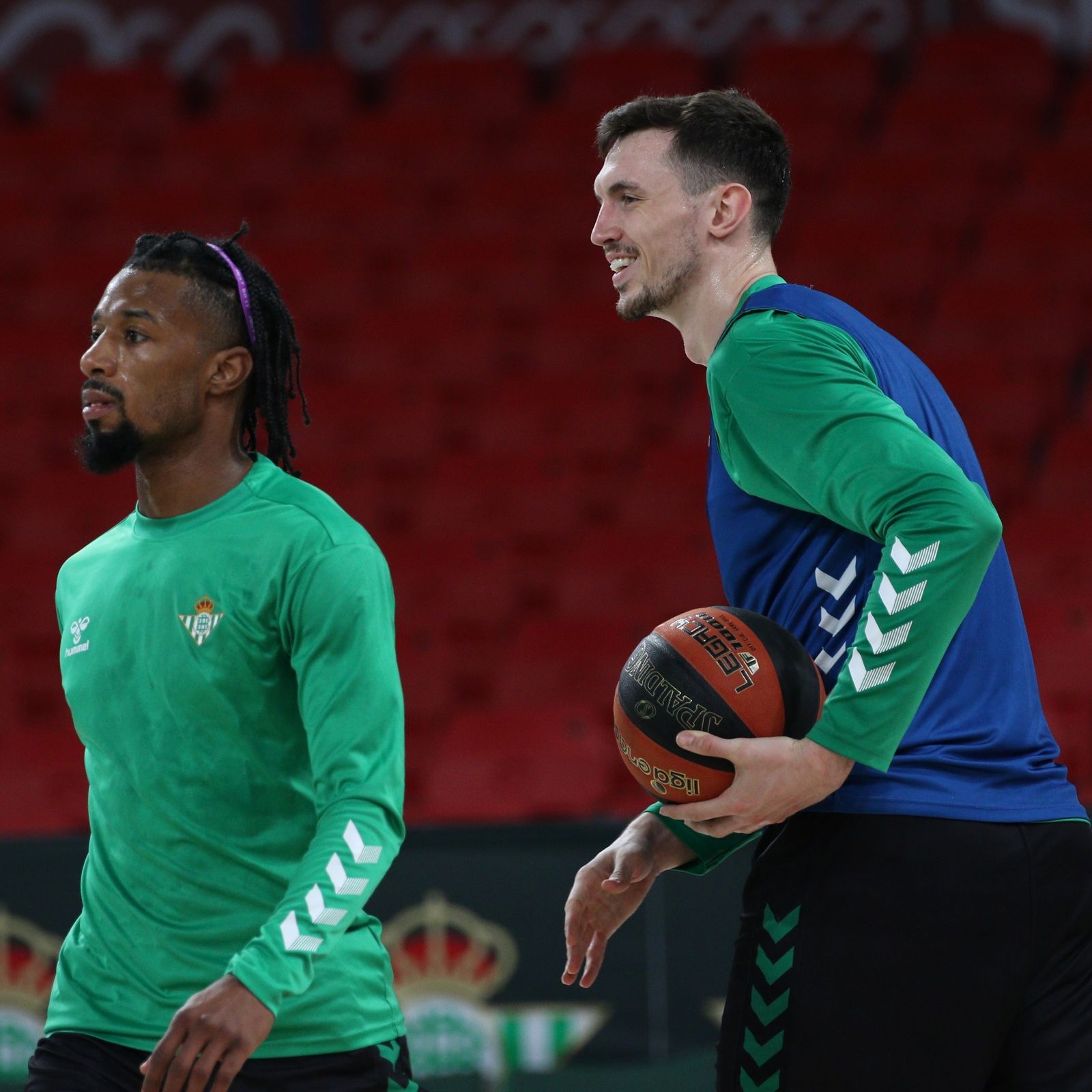 Evans y Kurucs, durante un entrenamiento del Betis Baloncesto en San Pablo.