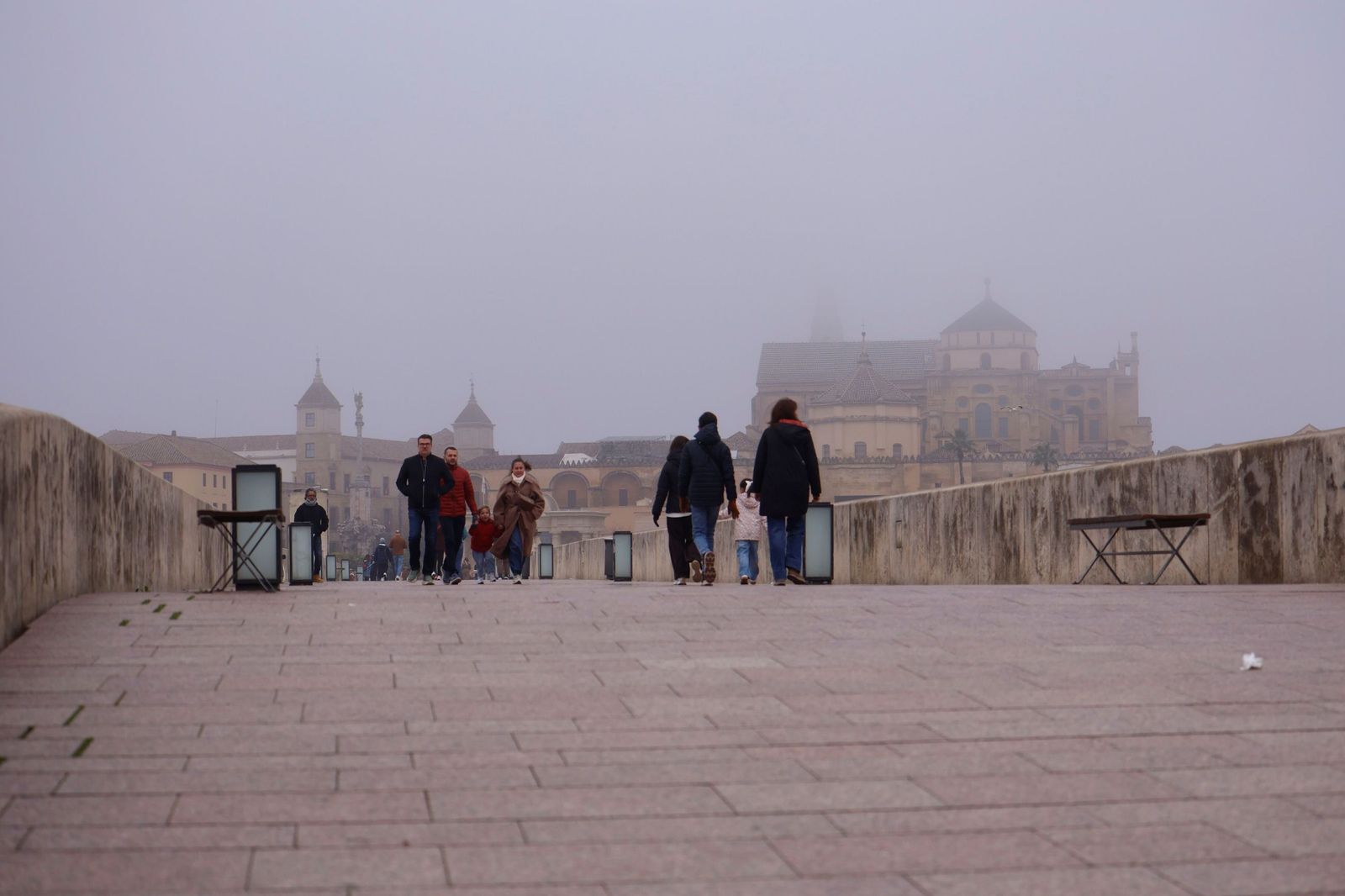 Córdoba amanece bajo la niebla el último día de 2025, en fotos