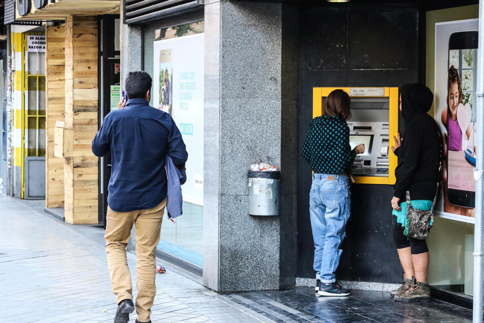 Usaban terminales móviles colocados en cajeros para averiguar el Pin.
