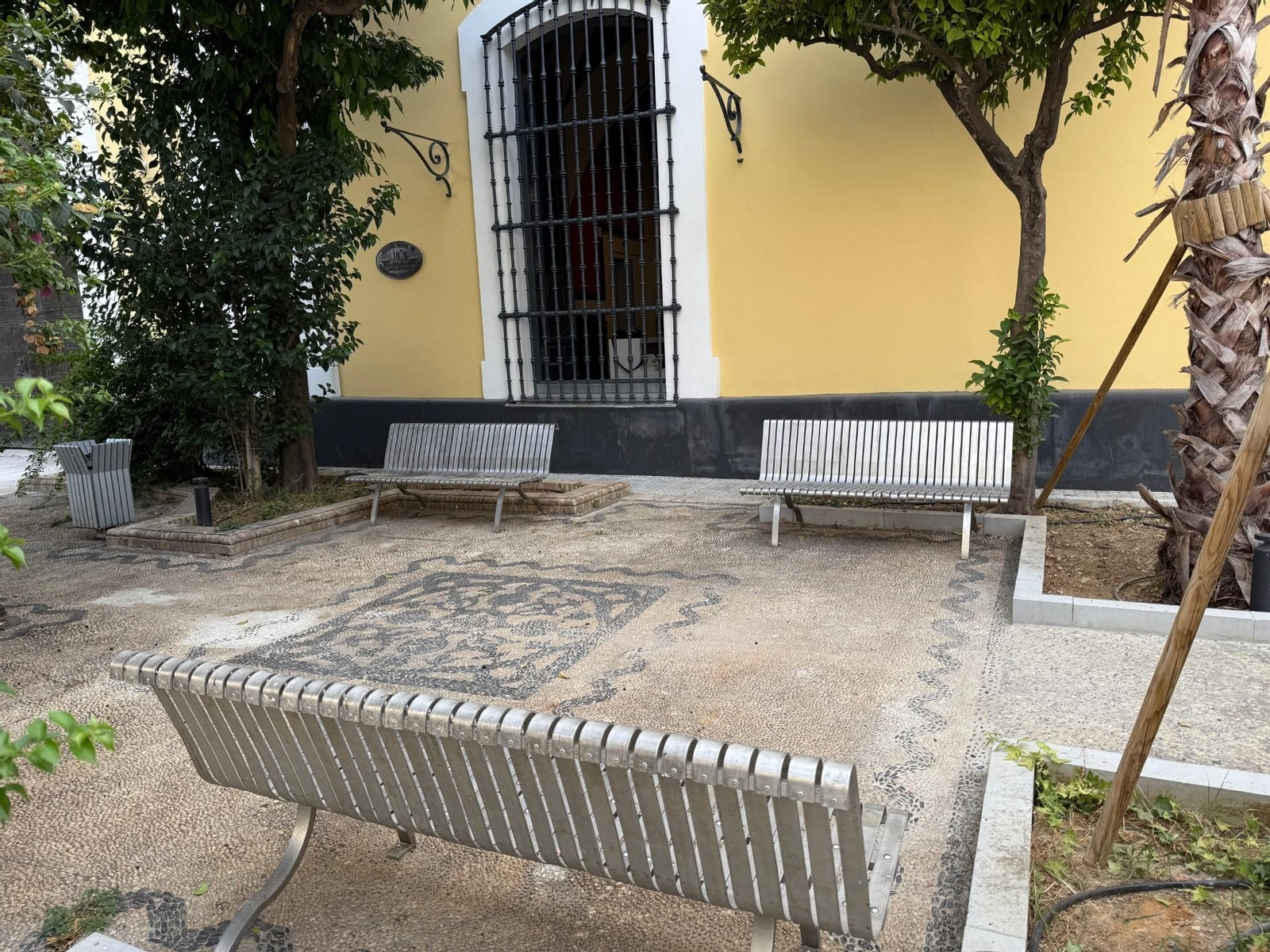 El nuevo mobiliario en el exterior de las Atarazanas. El nuevo mobiliario en el exterior de las Atarazanas.