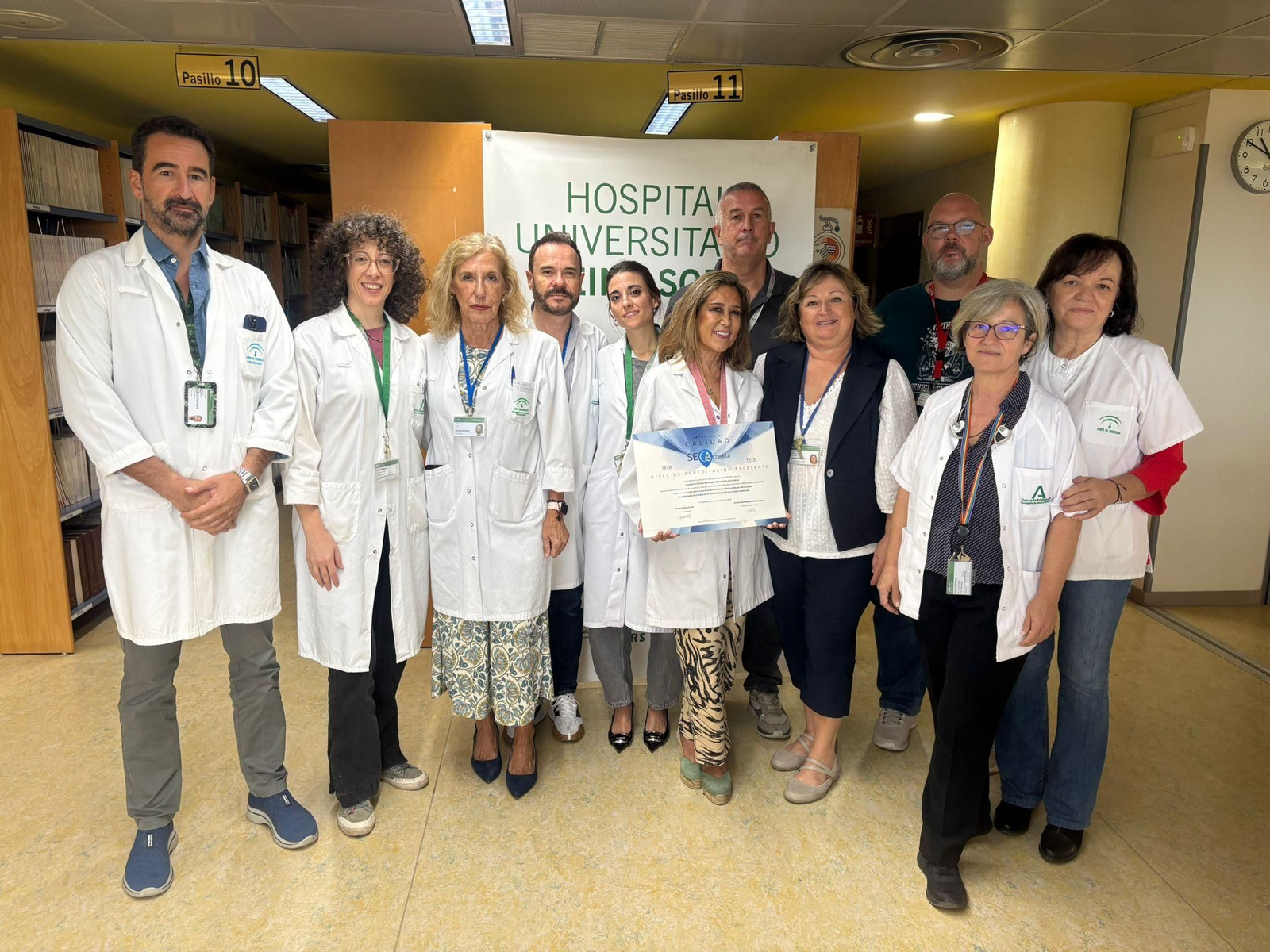 La Unidad de Calidad del Hospital Reina Sofía posando con el reconocimiento.