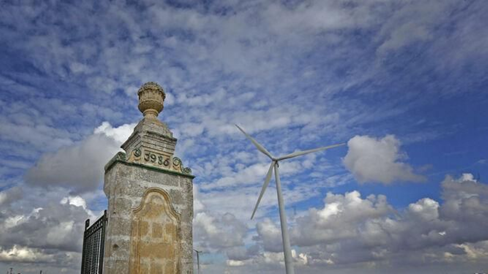 Aerogenerador de un parque eólico junto a la entrada de una viña del pago de Balbaína.