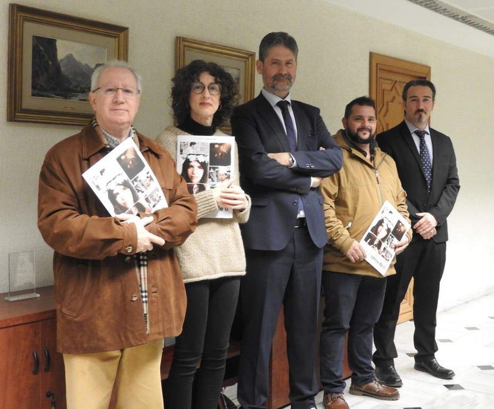 Ángel Cañadilla, en el centro, con representantes de las entidades