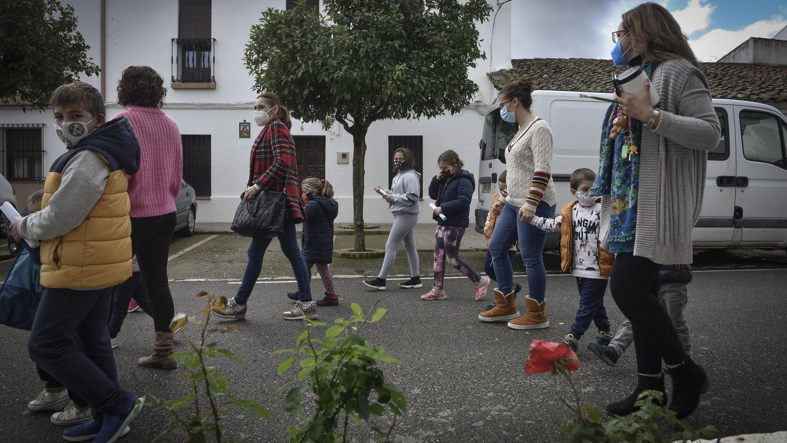 Las maestras, con el apoyo de una trabajadora municipal y una madre, llevan a los niños a la escuela tras un ensayo de la función navideña.