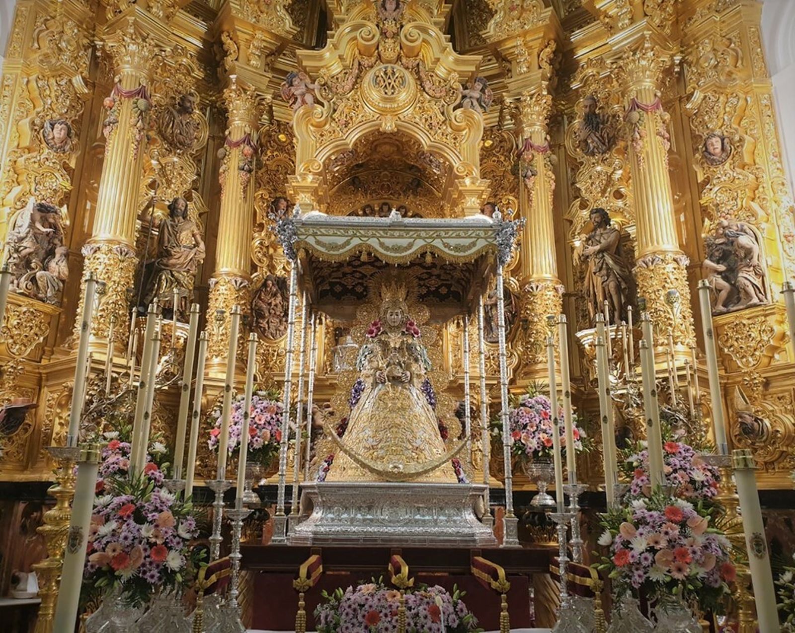 El paso de la Virgen del Rocío con las nuevas bambalinas.