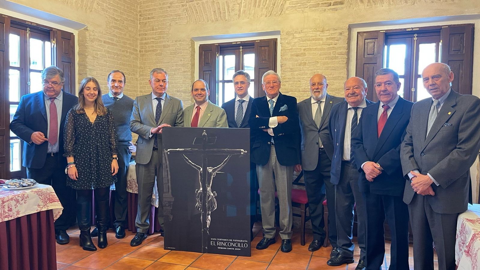 Fotografía de familia en la presentación del cartel