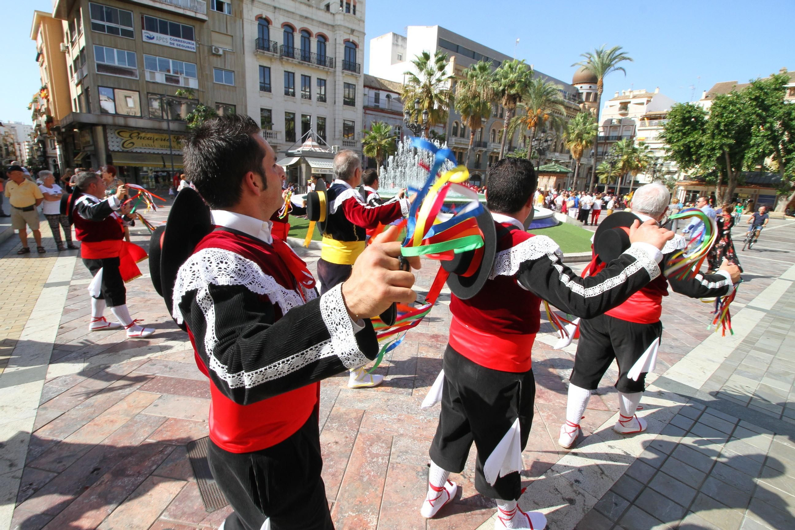 Imágenes del desfile Iberoamericano de bailes.