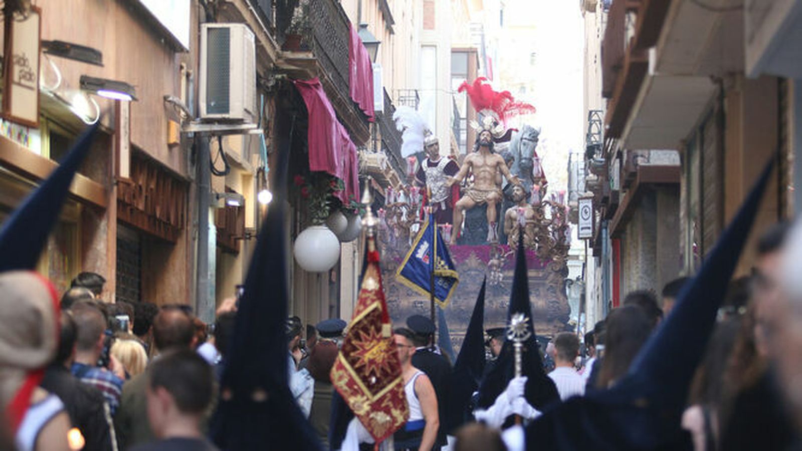 El paso de misterio de la Estrella por la calle Tiendas.
