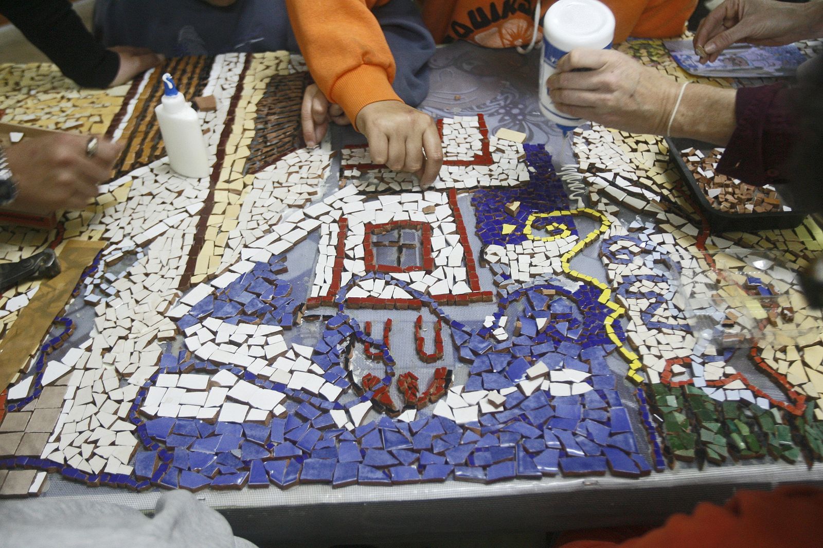 Usuarios de Afanas Cádiz haciendo un mosaico en uno de los talleres de la asociación, en una imagen de archivo.