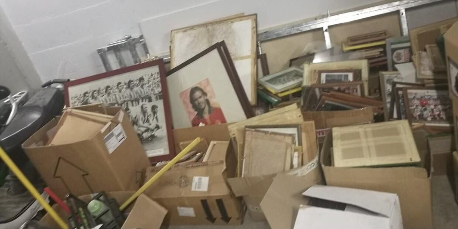 Recuerdos de la historia blanquiverde apilados en un cuarto de enseres de El Arcángel.