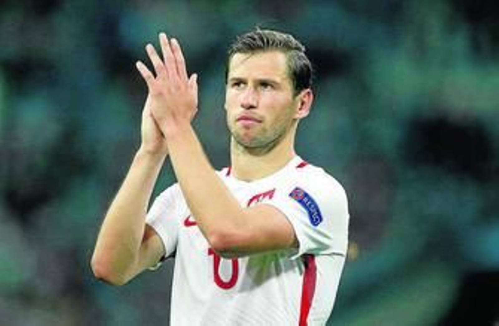 Krychowiak, con gesto serio tras la eliminación de Polonia, aplaude a la grada.