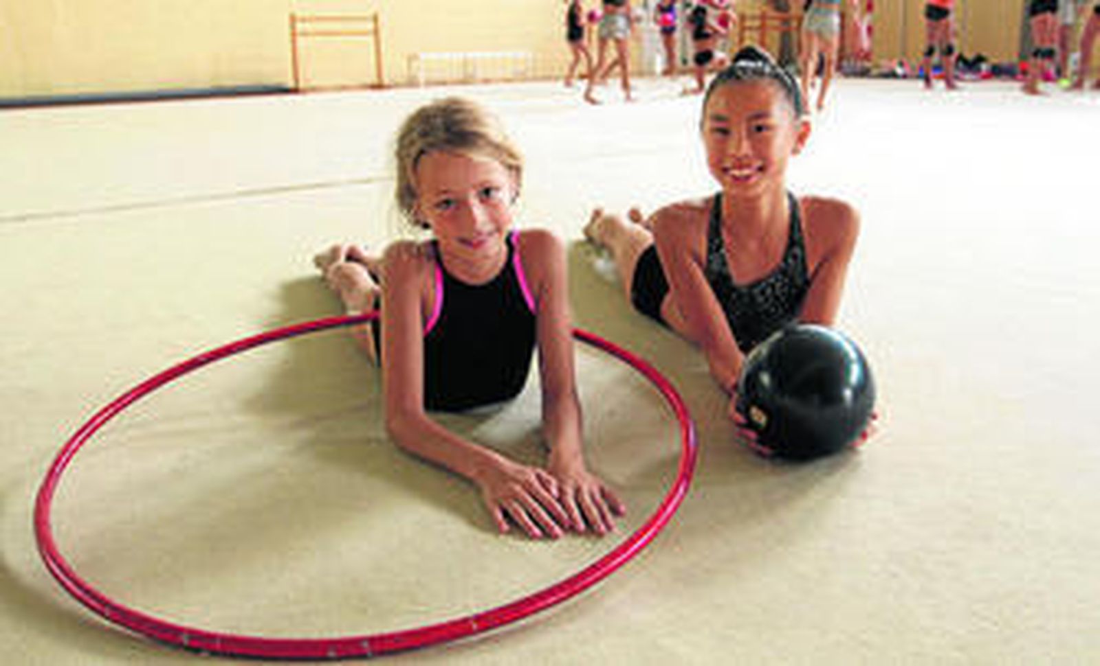 Ana Beardo y Daniella Yu Domínguez, en un alarde de flexibilidad.
