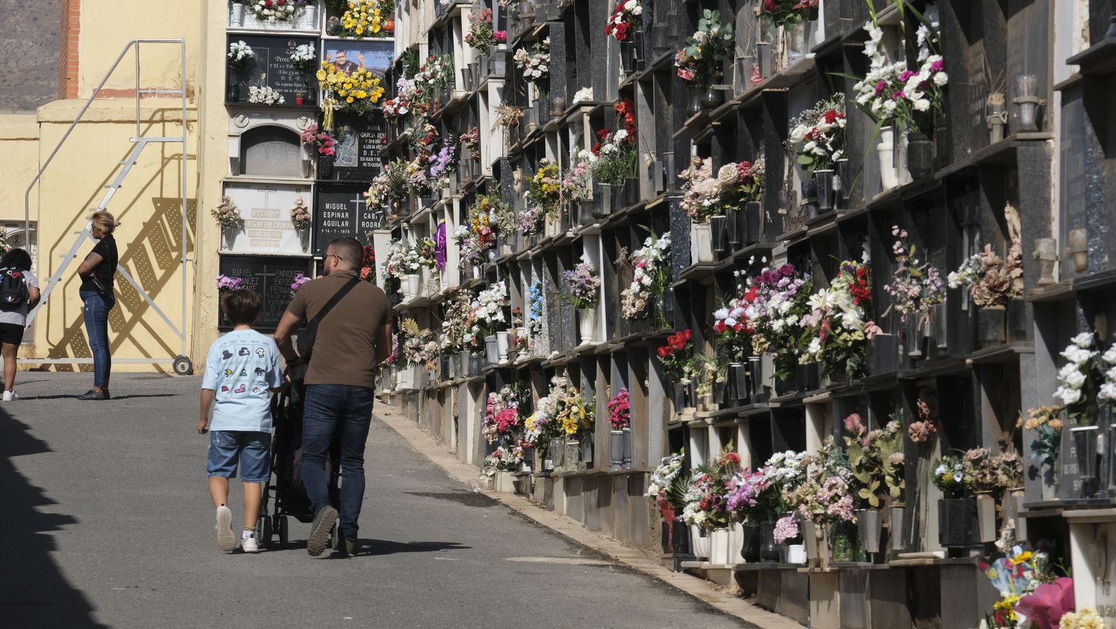 Imágenes del Día de Todos los Santos en el Cementerio de San José de Almería
