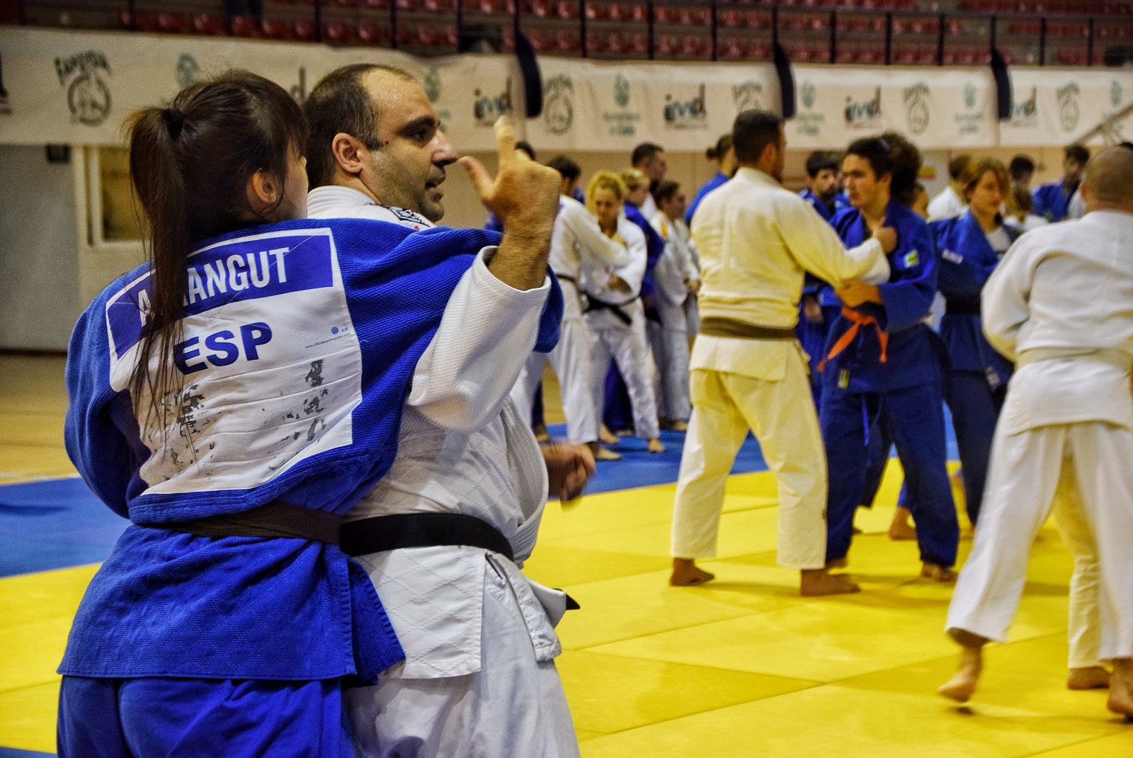 Un profesor da nociones de judo a una alumna durante el último Memorial Raúl Calvo celebrado en Cádiz