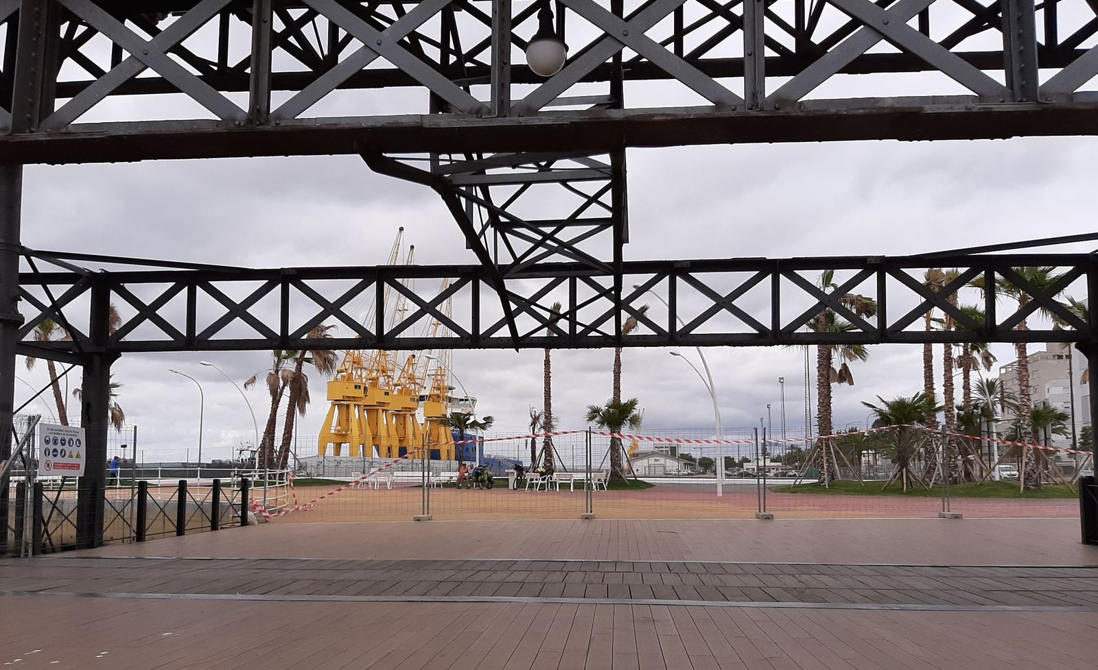 Zona vallada en el Muelle de Levante.