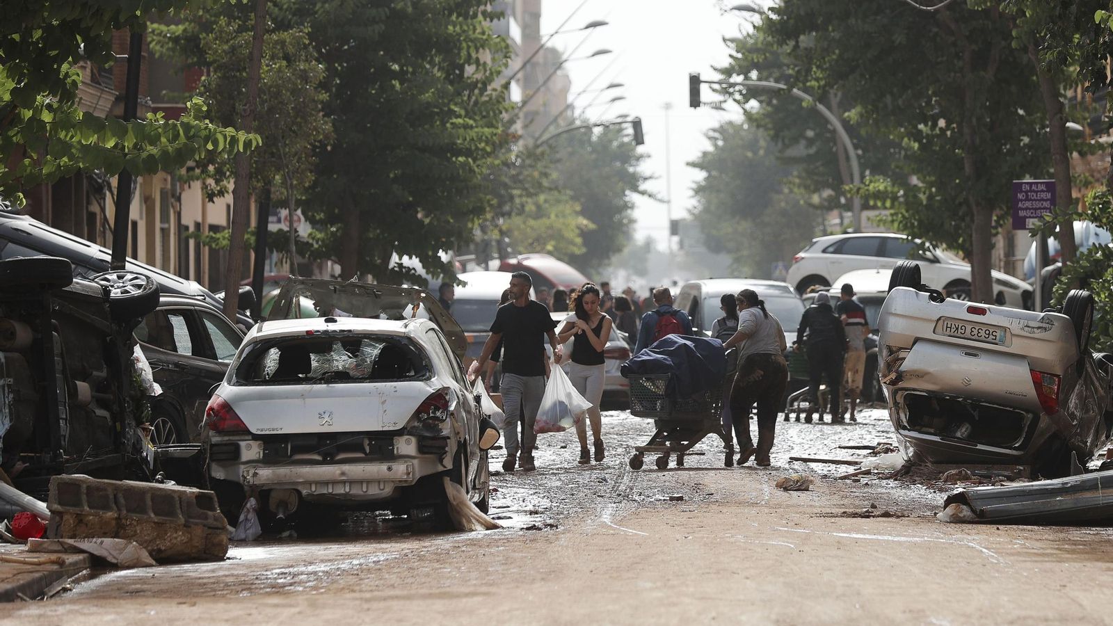 Así han quedado las calles de Valencia: desolación, barro y coches amontonados