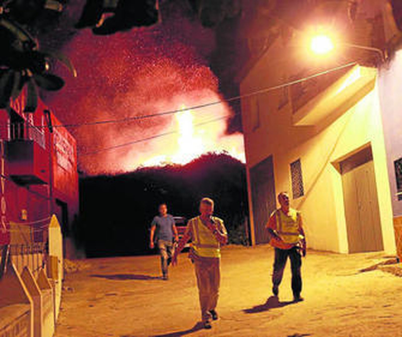 Las llamas se alzaron muy cerca de las casas de una de las zonas de la urbanización.