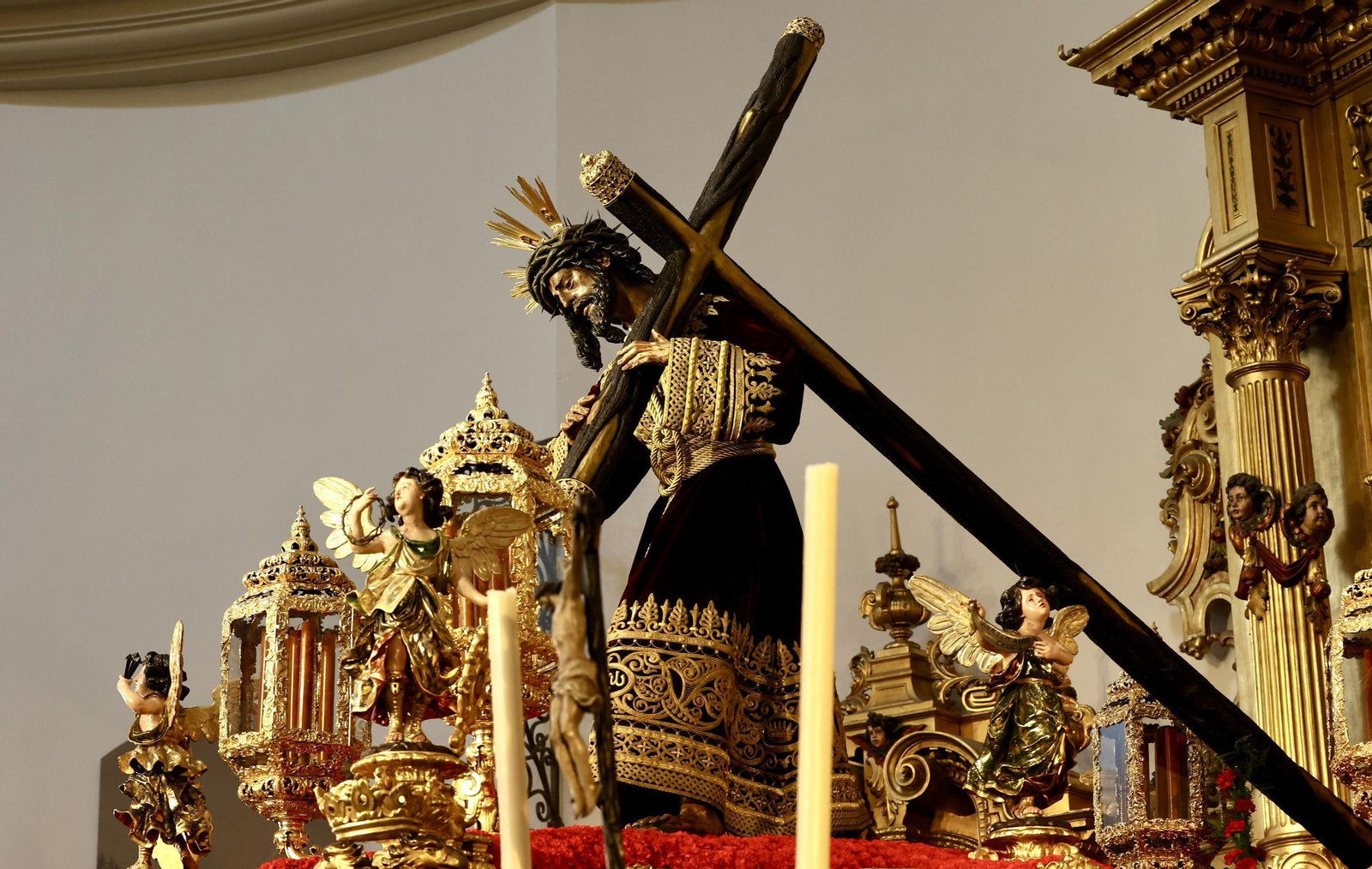 El Gran Poder ya está en su paso con la túnica persa